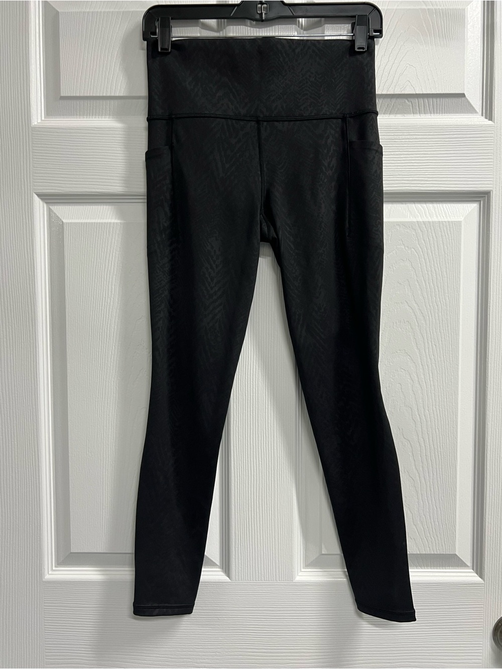 Athleta Salutation Stash Pocket II 7/8 Black Snakeskin Leggings - Small - EUC